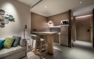 a kitchen with a couch and a table in a room at Lebanshan Hotel Chongqing Yongle in Chongqing