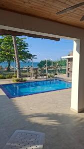 a patio with a swimming pool and a table at Casa de Playa Antawara in El Porvenir
