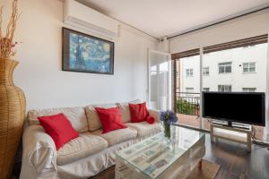 ein Wohnzimmer mit Sofa und Flachbildfernseher in der Unterkunft Melody in Sitges