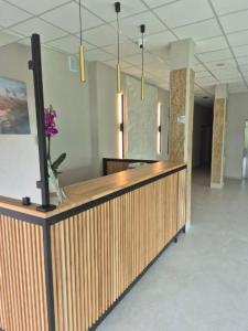 Eine Lobby mit Rezeption und einer Blumenvase in der Unterkunft Hotel Kliper in Władysławowo