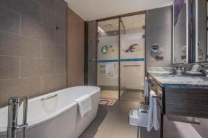 a bathroom with a tub and a sink at Lebanshan Hotel Chongqing Yongle in Chongqing