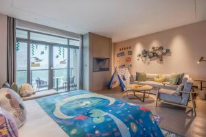 a childrens room with a large bed and a living room at Lebanshan Hotel Chongqing Yongle in Chongqing