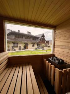 ein großes Fenster in einer Sauna mit Blick auf ein Haus in der Unterkunft Villa Eifelblick Sauna&Wellness Apartment in Heimbach