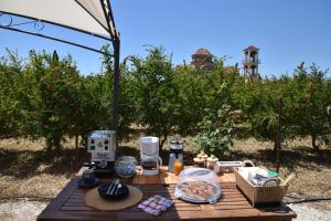 a picnic table with food on top of it at Kandia Woodlands in Kandia