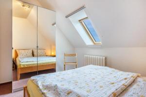 a bedroom with a bed and a mirror at Sonnengelb - Fulgenhaus in Klein Bollhagen