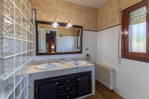 a bathroom with two sinks and a mirror at Casa Viria in Navaluenga +32 photos