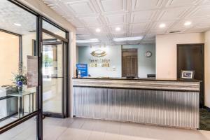 a bar in a restaurant with a counter at Econo Lodge Pocomoke City Hwy 13 in Pocomoke City +30 photos