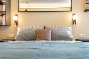 a bedroom with a bed with blue sheets and pillows at Küstenblau - Fulgenhaus in Klein Bollhagen