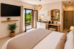 ein Schlafzimmer mit einem großen weißen Bett und eine Küche in der Unterkunft Artemida Pansion Georgioupolis in Kournás