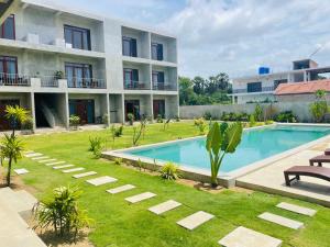 an apartment complex with a swimming pool and a courtyard at Doppel Gangs Arugambay in Arugam Bay +25 photos