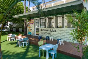 restauracja ze stołami i krzesłami na podwórku w obiekcie Hotel Vibra Cala Tarida-3SUP w mieście Cala Tarida +76 zdjęć