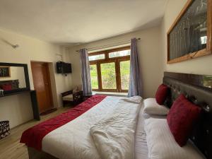 a bedroom with a large bed and a window at Yarab tso hotel Tigger Nubra in Nubra