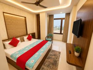 a bedroom with a bed and a flat screen tv at Hotel The Royal Barbariq in Khātu