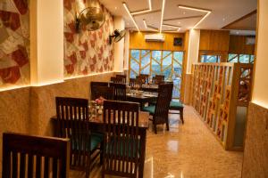 a dining room with tables and chairs in a restaurant at Hotel The Royal Barbariq in Khātu