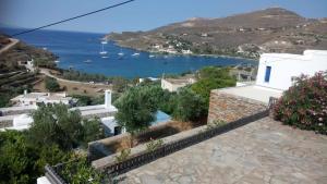 a view of the ocean from a house at Serenity Maisonnette in Otziás
