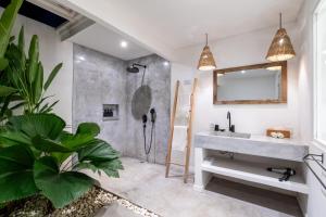 a bathroom with a sink and a shower at Villa Ruta II - Luxury 2BR Tropical Villa next to Luna Beach Club and Nyanyi beach in Tanah Lot