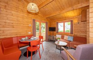 a living room with a table and a couch at Familie Resort de Tovertuin in Hoogerheide