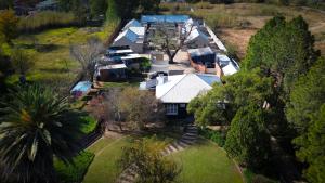 an overhead view of a house with trees and bushes at Studios @ Delver in Parys