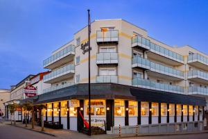 a building on the corner of a street at Hotel Friese in Norderney
