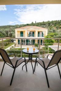 a patio with two chairs and a table on a balcony at Ladina Comfort Studios in Lygia