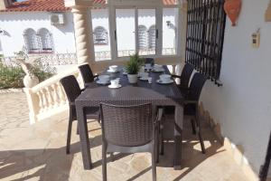 ミアミ・プラトーヤにあるMeddays Villa Norliのパティオ(黒いテーブル、椅子付)