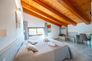 a bedroom with a bed in a room with wooden ceilings at B&B Casale Pietrantica Tropea in Ciaramiti