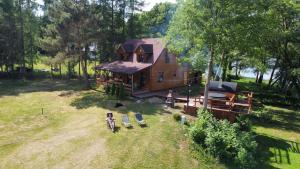 an overhead view of a log cabin in the woods at Domek Nad Jeziorem Mazury in Miłomłyn
