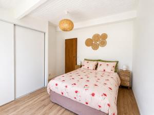 a bedroom with a large bed with pink pillows at Authentique maison en pierre blanche du Quercy in Castelnau-de-Montratier