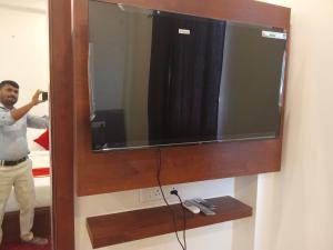 a man taking a picture of a mirror at The Kalindi Hotel and Resort in Hamīrpur