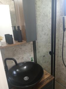a black sink on a counter in a bathroom at Vikendica Coco in Gornja Toplica