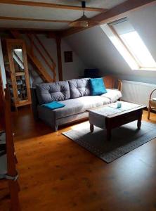 a living room with a couch and a coffee table at Ferienwohnung am Papensee in Hohen Sprenz