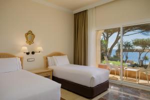 zwei Betten in einem Hotelzimmer mit Meerblick in der Unterkunft Eden Roc Hotel & Spa by Brava Hoteles in Sant Feliu de Guixols + 43 Fotos