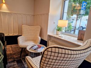 a waiting room with two chairs and a table at Kamienica Bankowa Residence in Poznań +42 photos