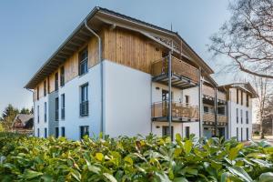 an apartment building with a wooden roof at Am Park 15 in Prerow +7 photos