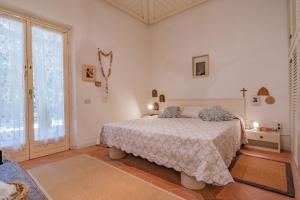 a bedroom with a bed and a large window at Villa Thalèa Fetovaia in Fetovaia