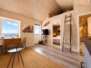 a room with a desk and a bedroom with a bed at Charming cabin with a view in Gol