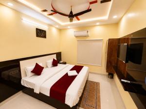 a bedroom with a bed and a flat screen tv at Hotel Hanumat Palace-300 meter Jaipur junction & 1km Sindhi camp bus stand in Jaipur +40 photos