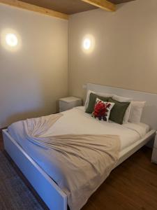 a large bed in a room with two lights at Quinta-lina de serpins in Serpins