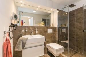 a bathroom with a sink and a shower at Am Park 3 in Prerow