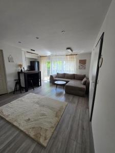a living room with a couch and a table at Marien 2 Ferienwohnung Monteuerwohnung in Eppelborn