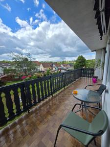 a patio with a table and chairs on a balcony at Marien 2 Ferienwohnung Monteuerwohnung in Eppelborn