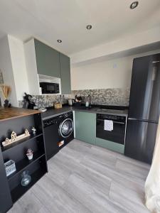 a kitchen with a washer and dryer in it at Marien 2 Ferienwohnung Monteuerwohnung in Eppelborn