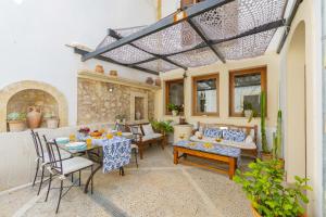 an outdoor patio with a table and chairs at Casa Angels in Pollença