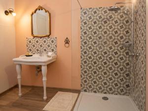 a bathroom with a sink and a shower at B&B Chambre indépendante double in Deaux