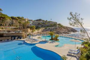 ein Resort mit Swimmingpool und Strand in der Unterkunft Eden Roc Hotel & Spa by Brava Hoteles in Sant Feliu de Guixols