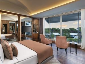 ein Schlafzimmer mit einem Bett und einem großen Fenster in der Unterkunft Rixos Sungate - The Land of Legends Access in Beldibi + 249 Fotos