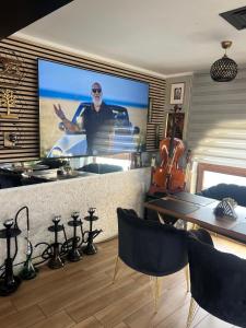 Eine Küche mit einem Fernseher, auf dessen Bildschirm ein Mann zu sehen ist. in der Unterkunft Hotel Reina in Bukarest