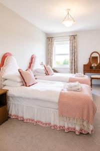 two beds sitting next to each other in a bedroom at Stylish Top Floor Retreat with Stunning Solent Views in Portsmouth