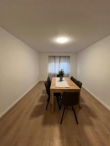 a dining room with a table and chairs at Avansunterkünfte für Monteure in Hamm +5 photos