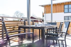a table and chairs sitting on a balcony at Am Park 25 in Prerow